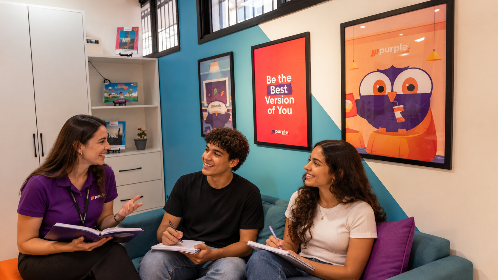 Estudante sorrindo durante uma conversa em sala